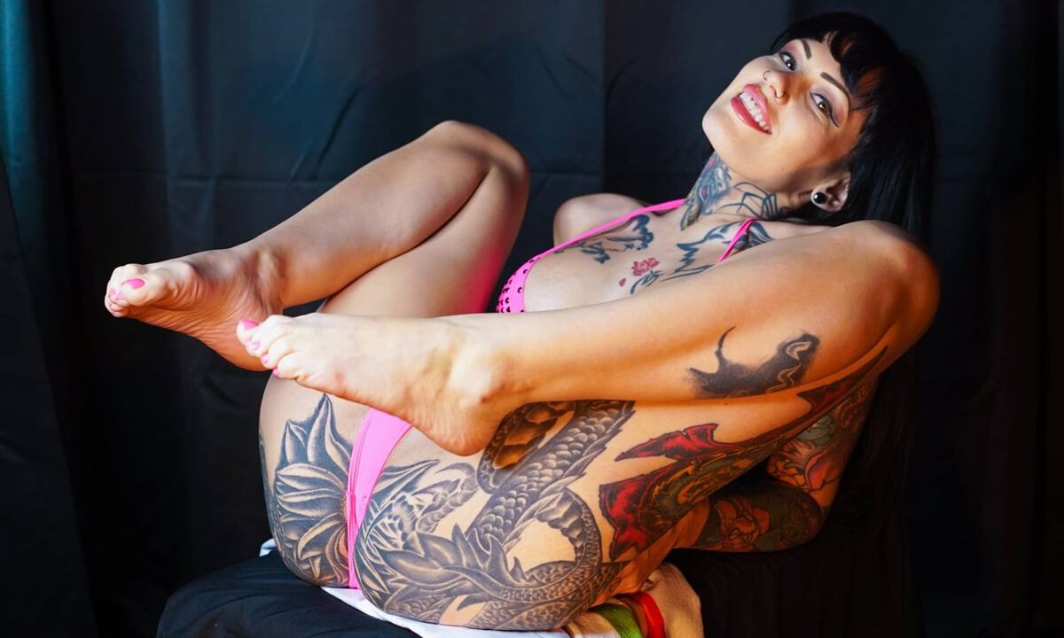 Her Dirty Poolside Feet - Tattooed Alt-Girl Foot Fetish VR Slideshow