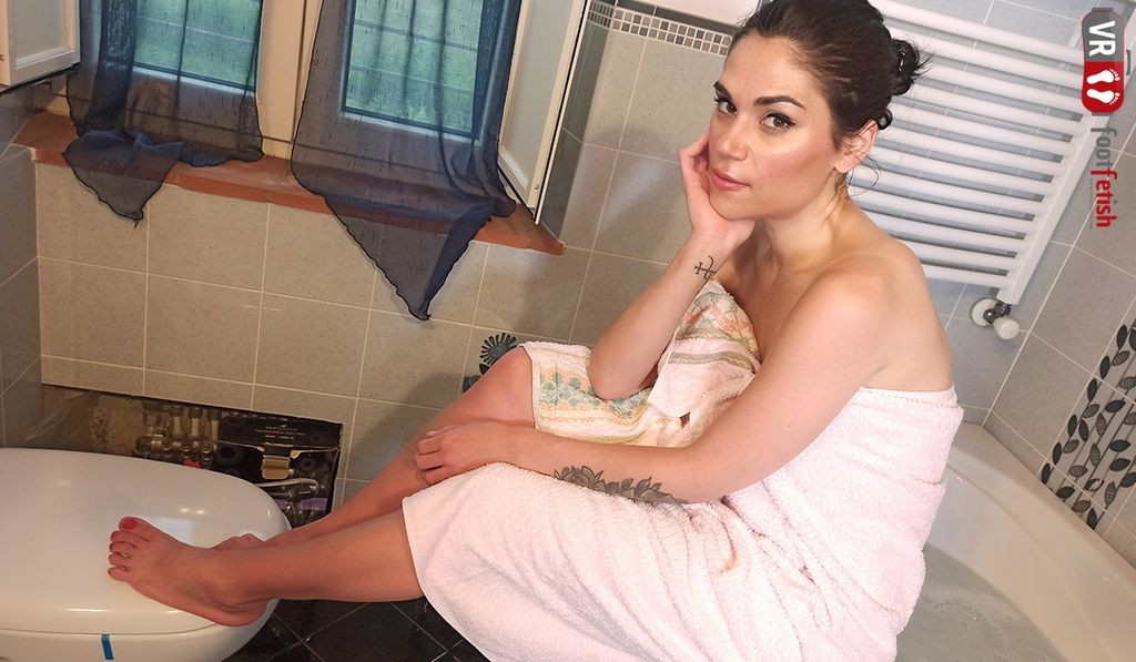 Gorgeously Beautiful Chiara Takes A Warm Bath - Leg and Foot Fetish VR Slideshow