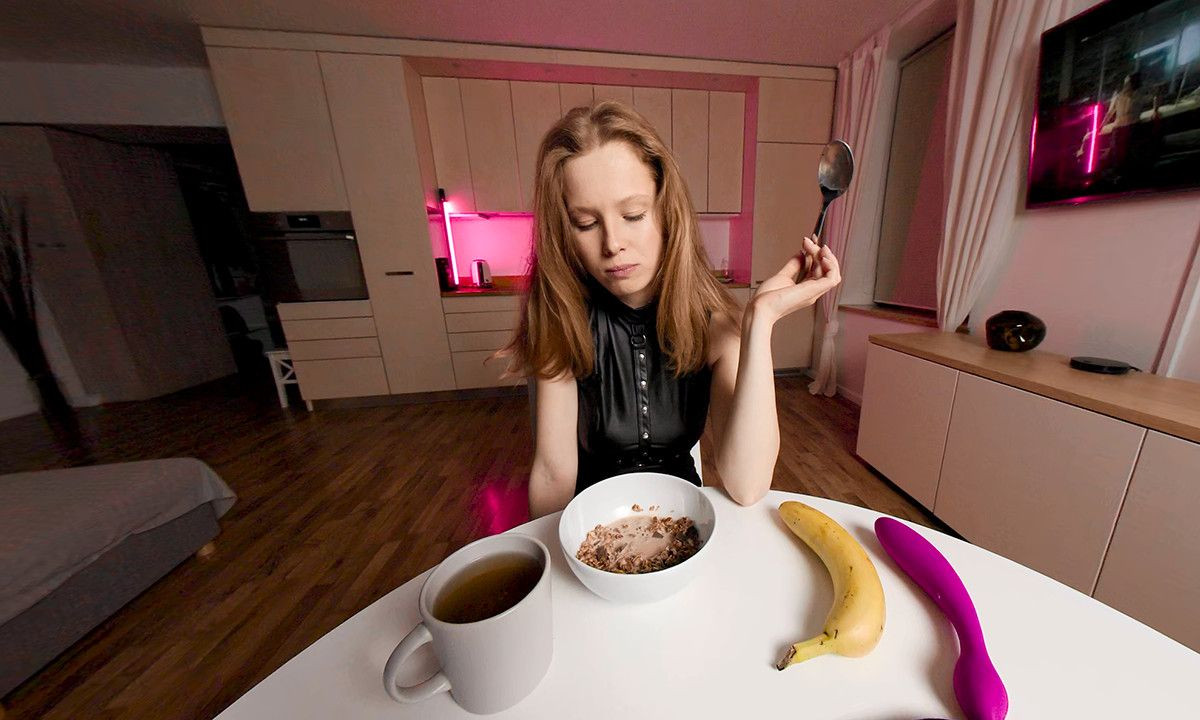Kendra Eating Before Masturbating With Vibrator Slideshow