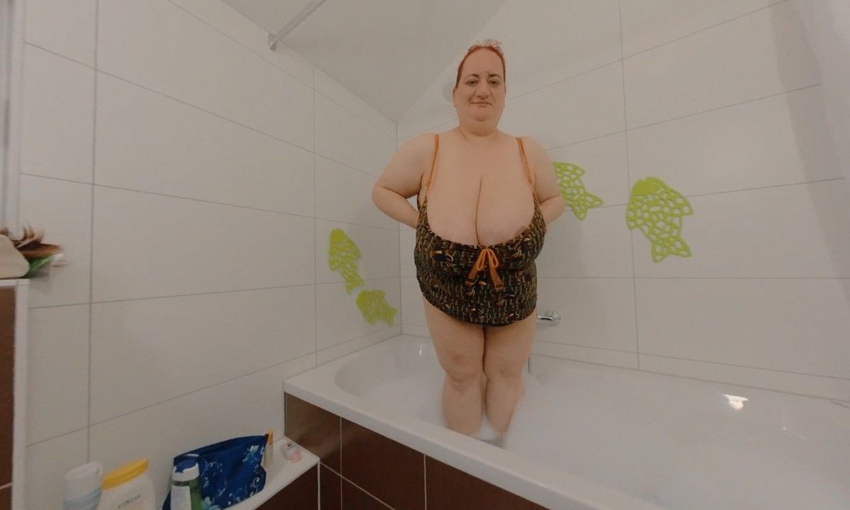 Sunni takes A Bubble Bath Slideshow